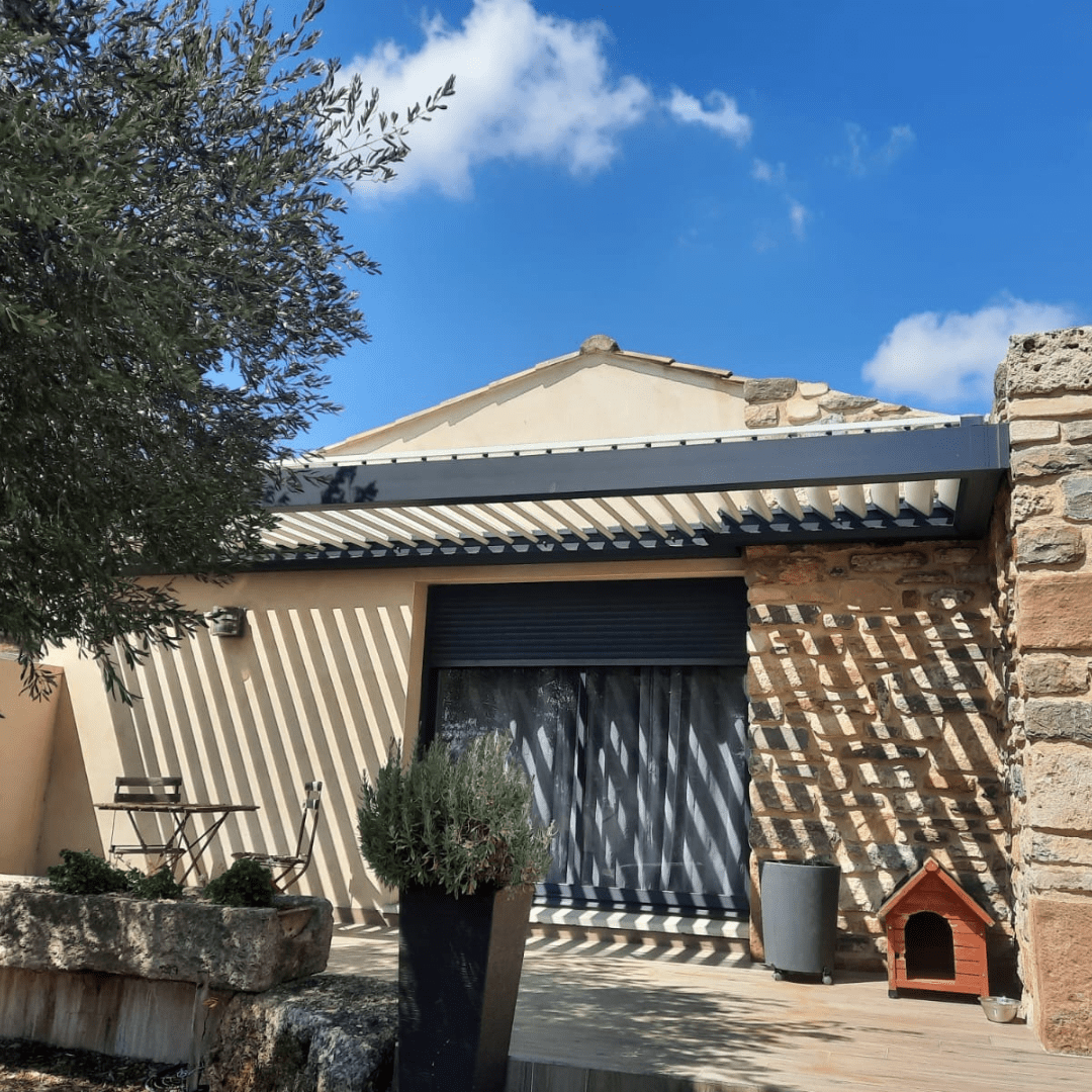 Pergola bioclimatique traditionnelle